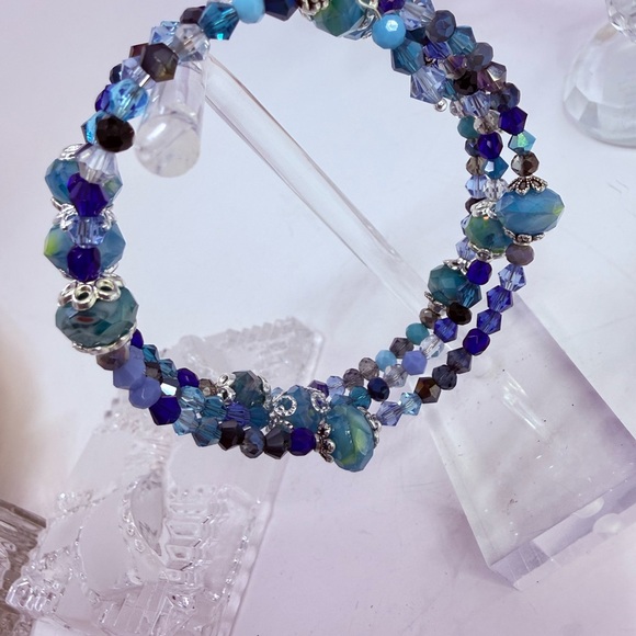 Shades of blue glass and crystal memory wire bracelet - Picture 2 of 5